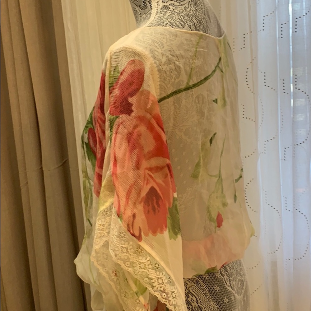 Beautiful “GUESS” Top